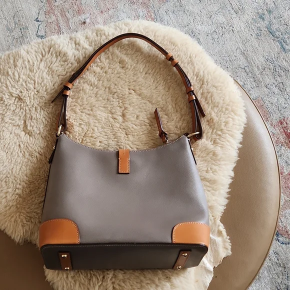 NWOT Dooney & BourkeEssex Carrier Saddle Tan and Coffee Hobo 🤎🐎